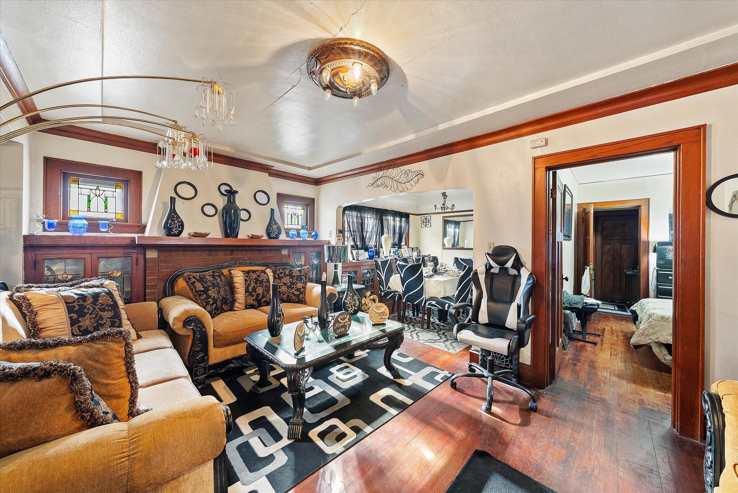 2419 North 53rd Street Milwaukee, WI 53210 - Photo 5 of 28 02-Living Room