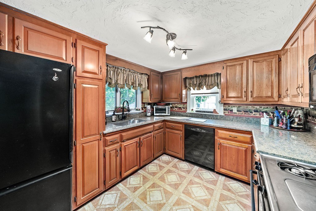 19 Pinecliff Road Weymouth, MA 02189 - Photo 8 of 17 Gallery Image 8