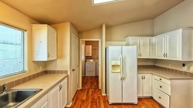 a view of a backyard