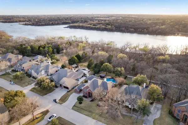 $1,095,000 | 1130 Cogburn Court, Shady Shores, TX 76208