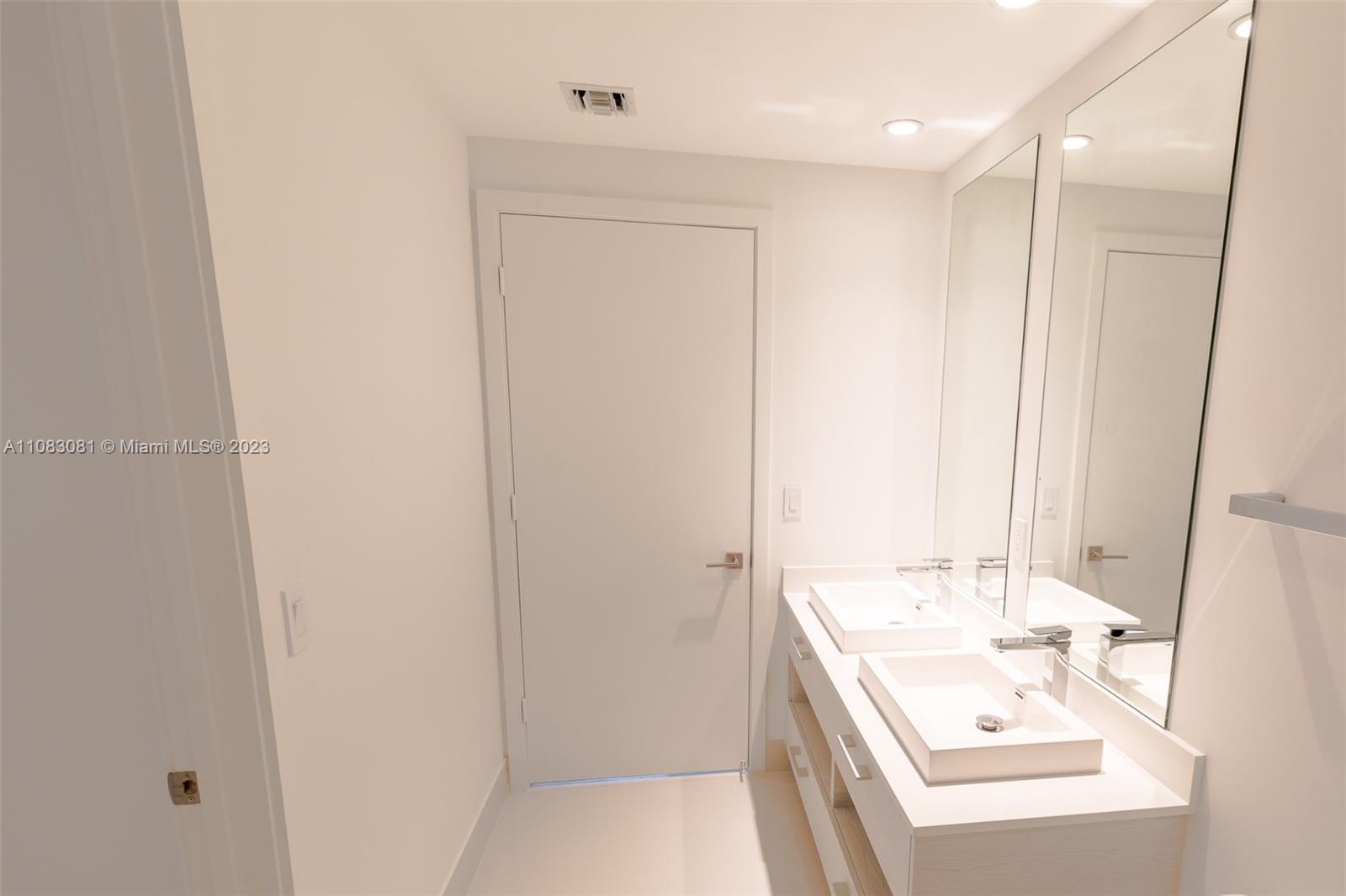 45 Southwest 9th Street, Unit 2207 Miami, FL 33130 - Photo 12 of 31 a bathroom with a bathtub sink and mirror