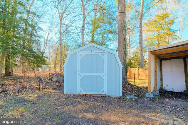 a view of an house with backyard and swimming pool