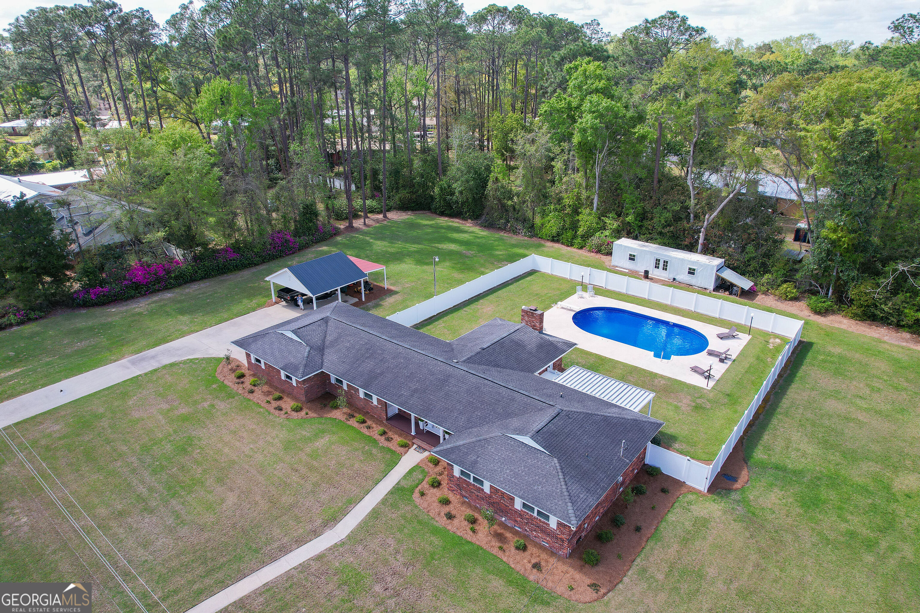 548 South 5th Street Jesup, GA 31545 - Photo 5 of 45 swimming pool with a yard