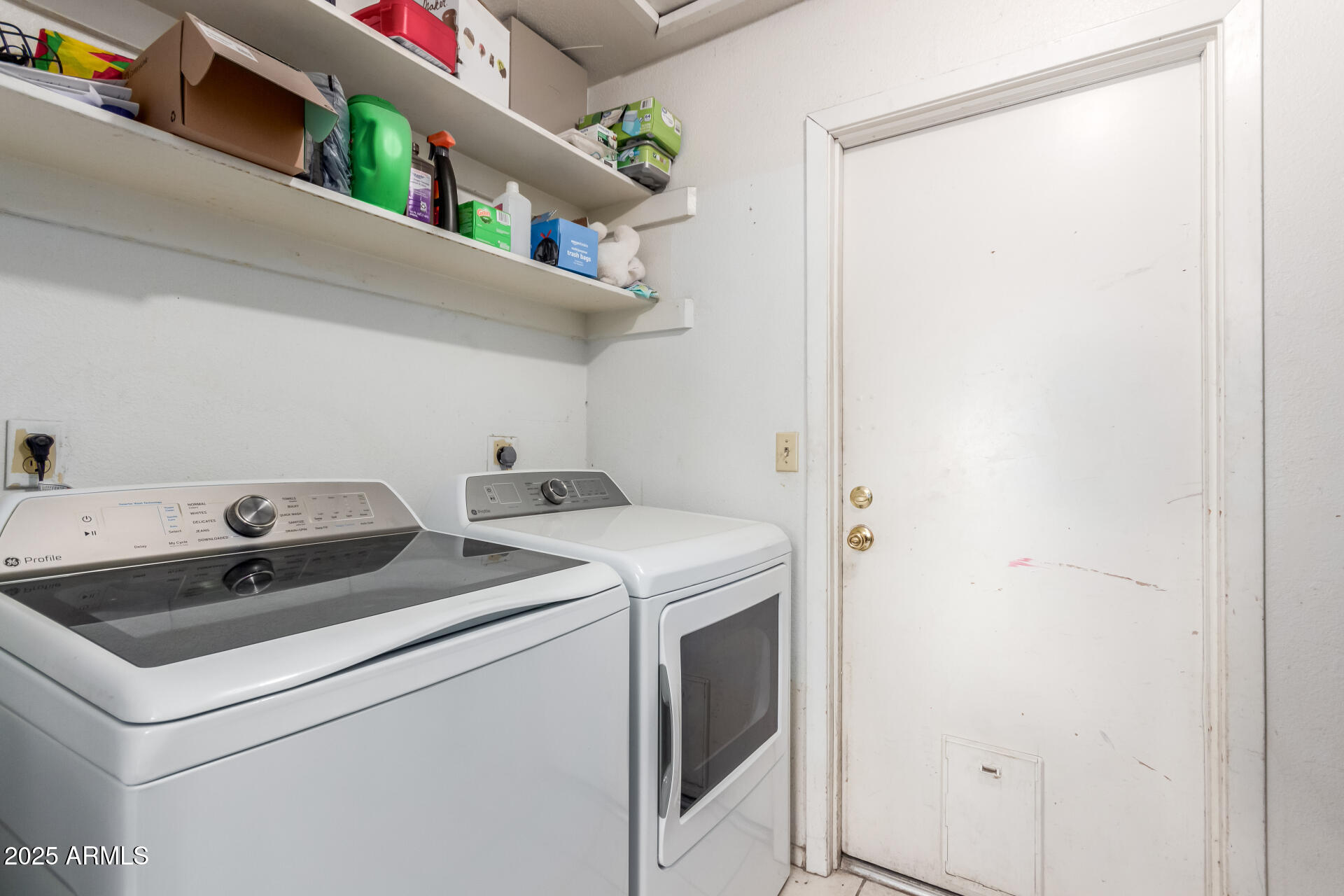 8536 North 42nd Drive Phoenix, AZ 85051 - Photo 9 of 39 a utility room with dryer and washer