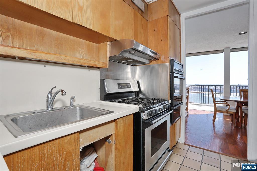 3 Horizon Road, Unit 1432 Fort Lee, NJ 07024 - Photo 28 of 49 a kitchen with a stove and a sink