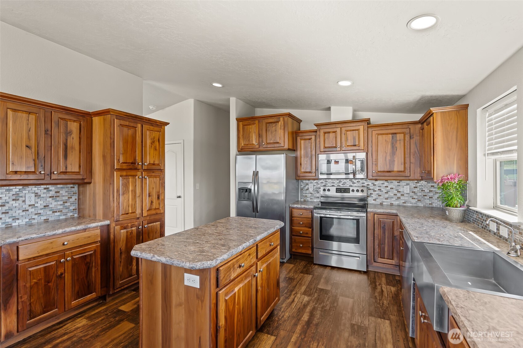 1351 Nass Road Granger, WA 98932 - Photo 8 of 35