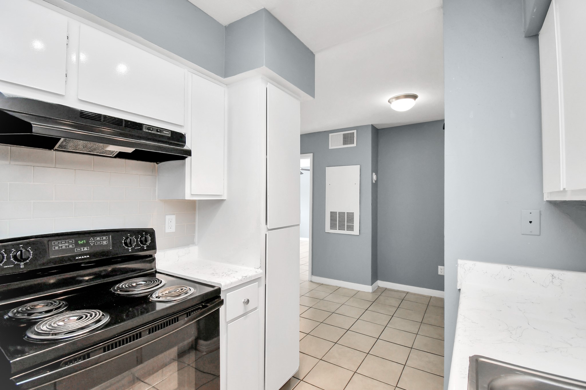 5959 Bonhomme Road, Unit 182R Houston, TX 77036 - Photo 21 of 26 a kitchen with a stove and a refrigerator
