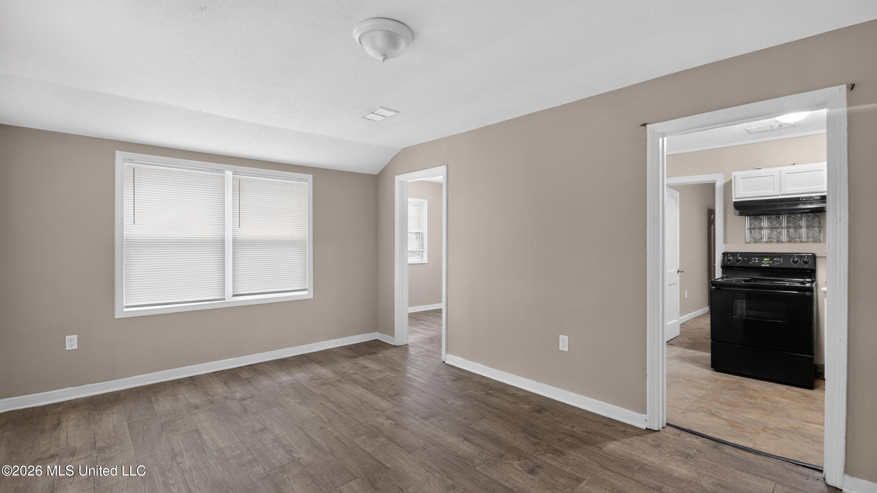 609 Launcelot Road Jackson, MS 39206 - Photo 7 of 30 10_609_Launcelot_Rd-Living_room-0401