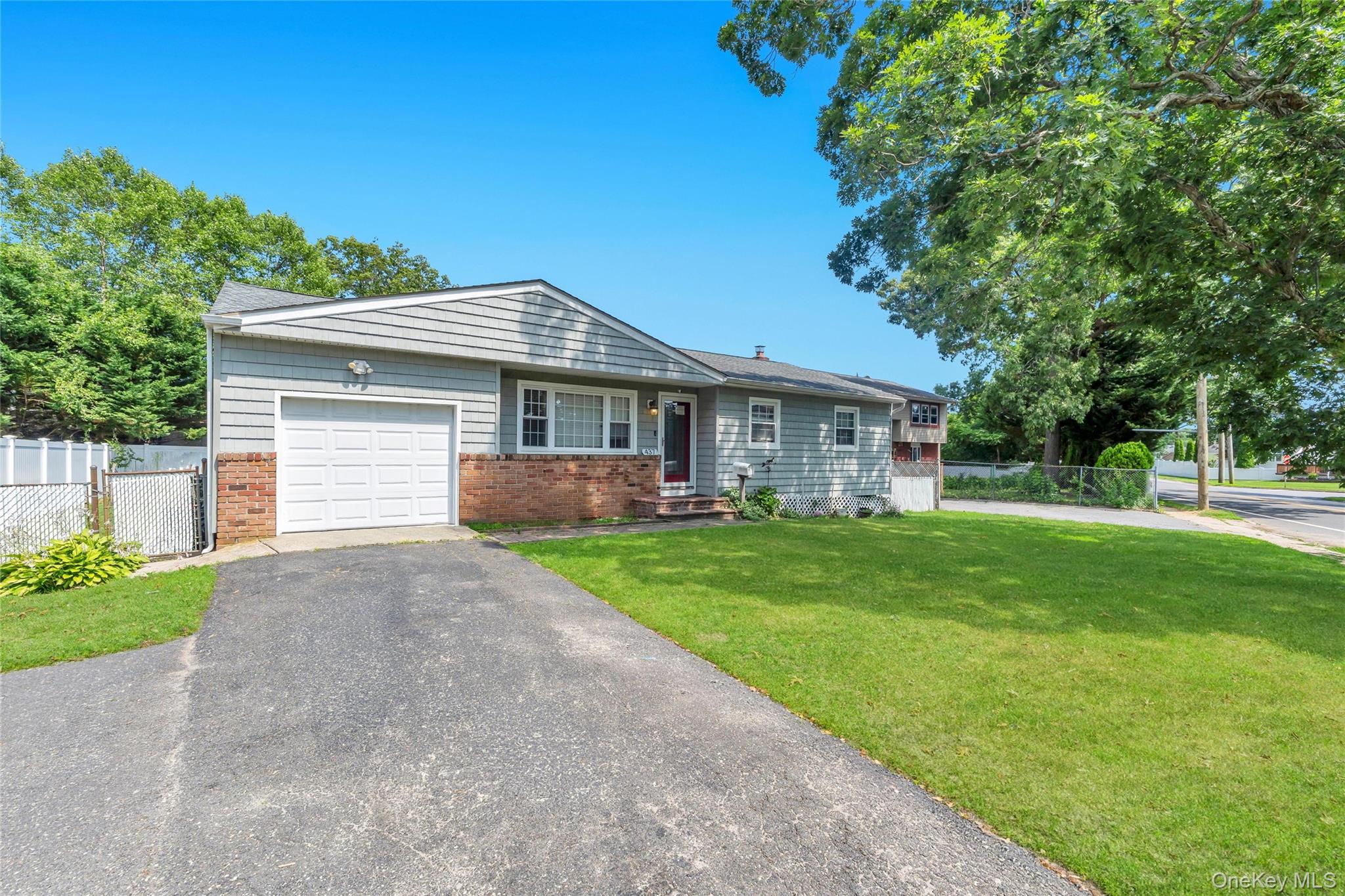 437 Commack Road Islip, NY 11751 - Photo 3 of 32