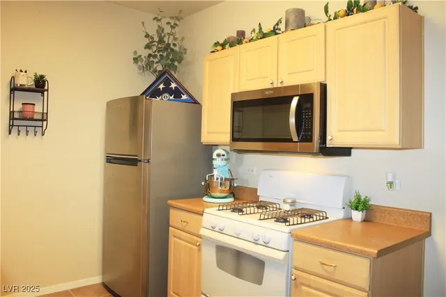 $215,000 | 8250 North Grand Canyon Drive, Unit 2110, Las Vegas, NV 89166