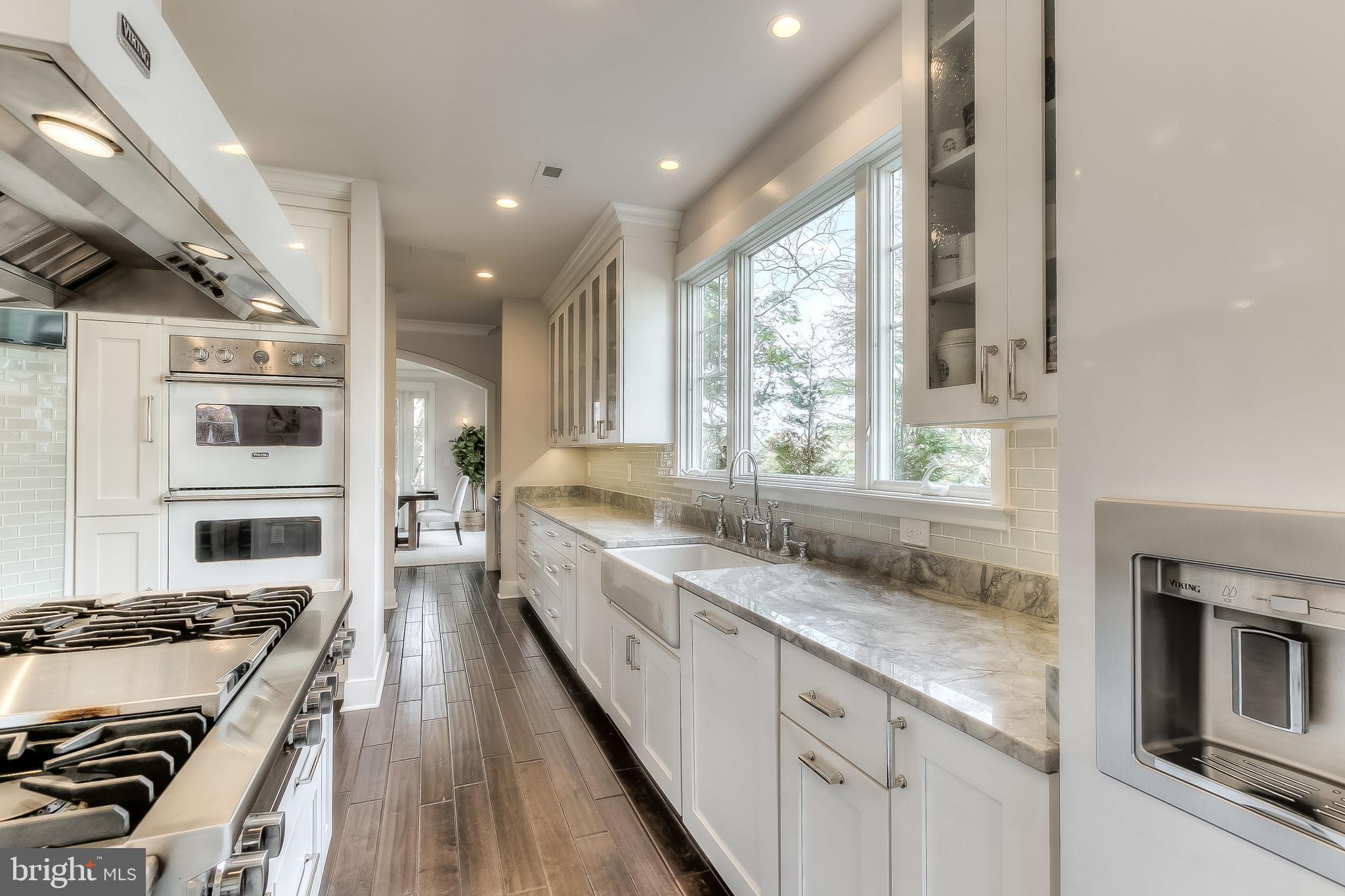 620 Old County Road Severna Park, MD 21146 - Photo 17 of 62 Kitchen w/ Viking Refrigerator