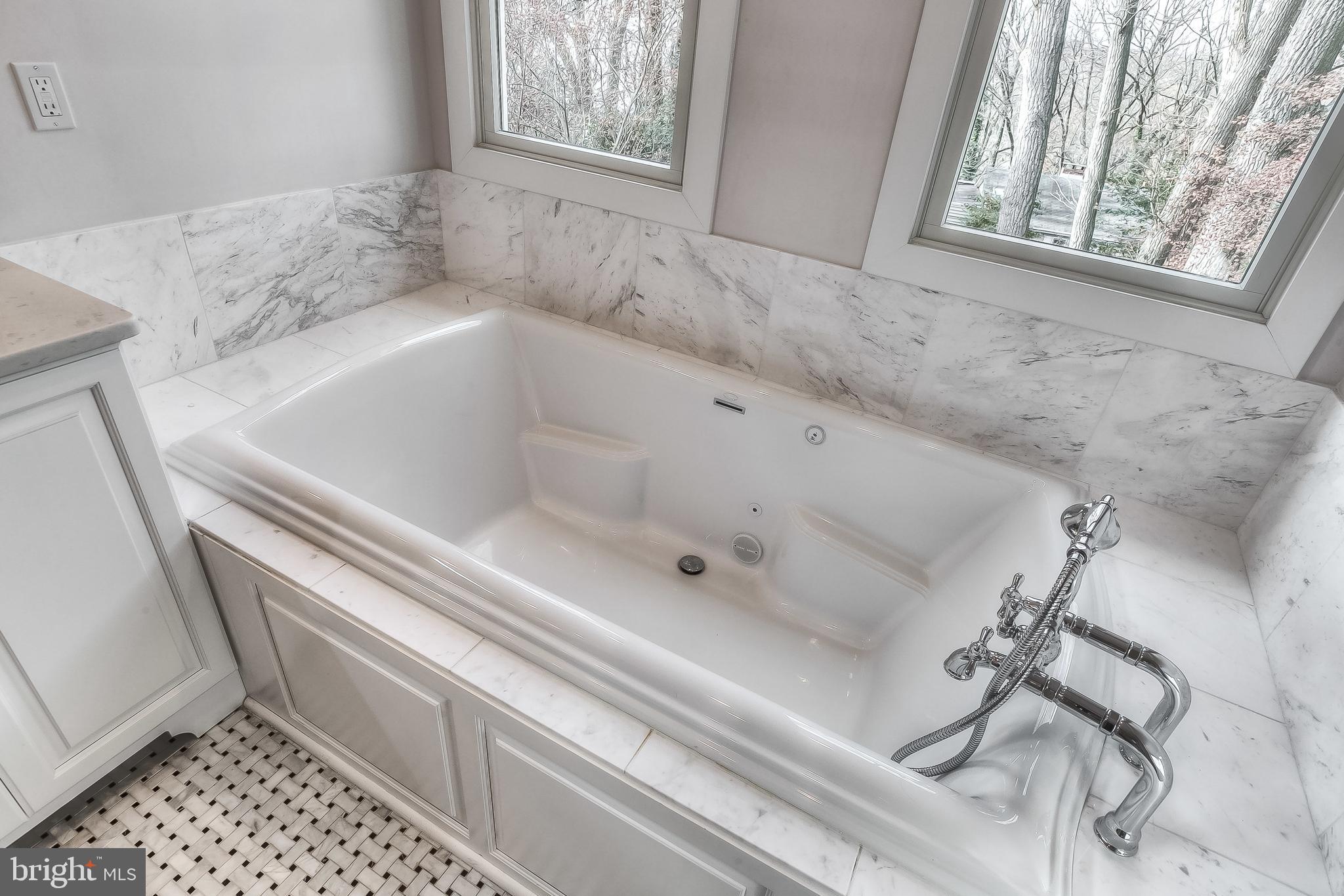 620 Old County Road Severna Park, MD 21146 - Photo 34 of 62 Master Bath Tub