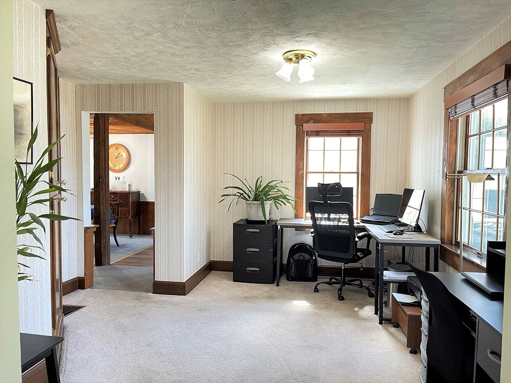15 Shepard Road Sturbridge, MA 01566 - Photo 20 of 38 a livingroom with workspace and a window