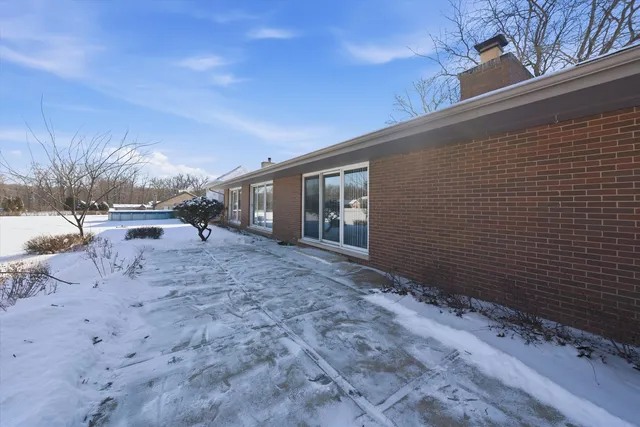 a view of backyard of the house