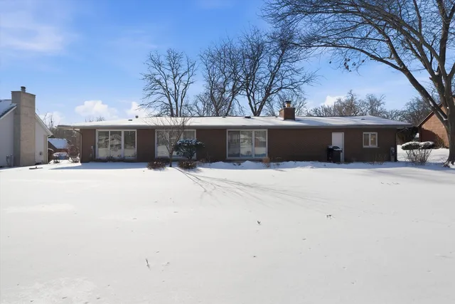 a view of house with a yard