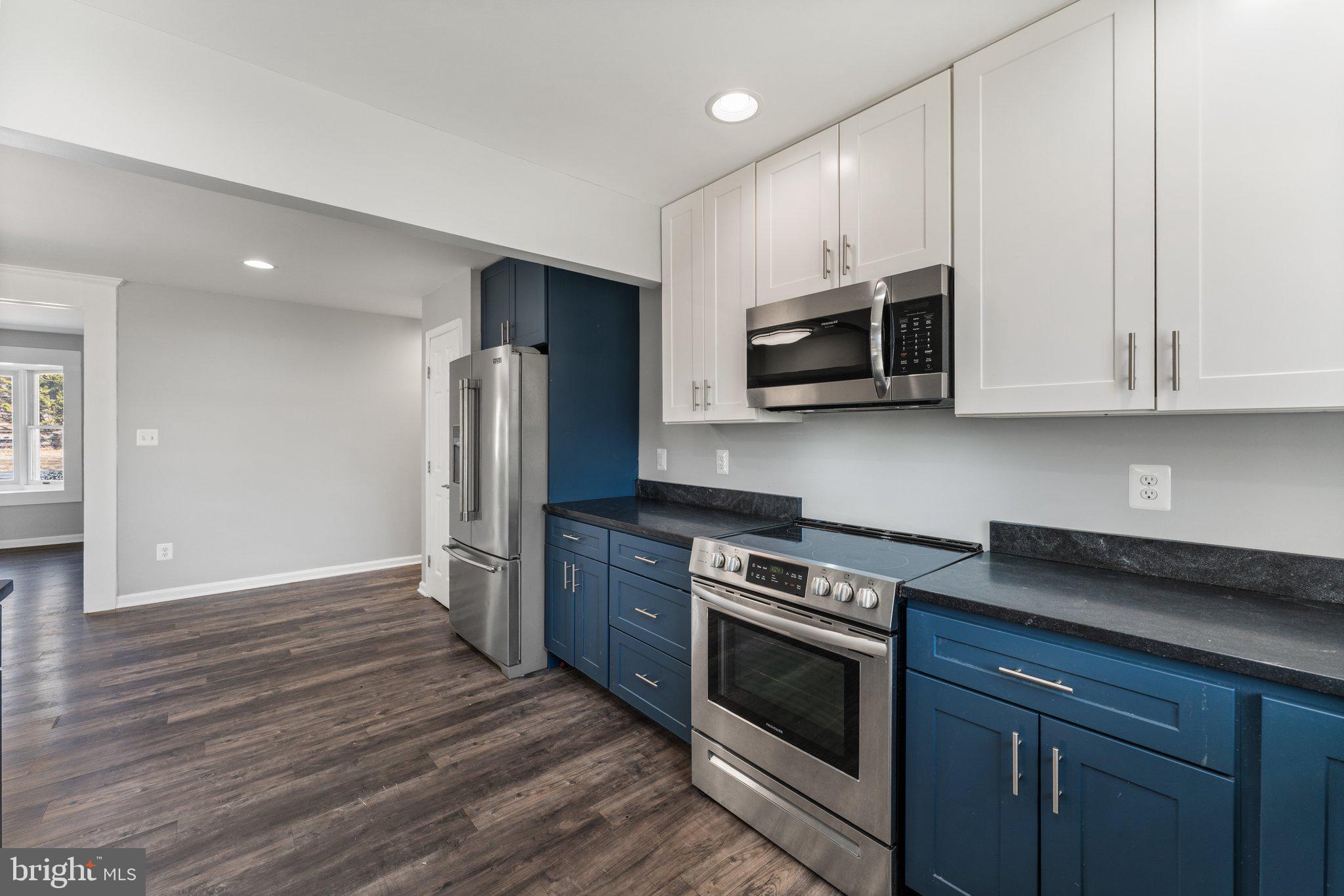 15307 Thoroughfare Road Gainesville, VA 20155 - Photo 12 of 38 a kitchen with stainless steel appliances granite countertop a stove microwave and refrigerator