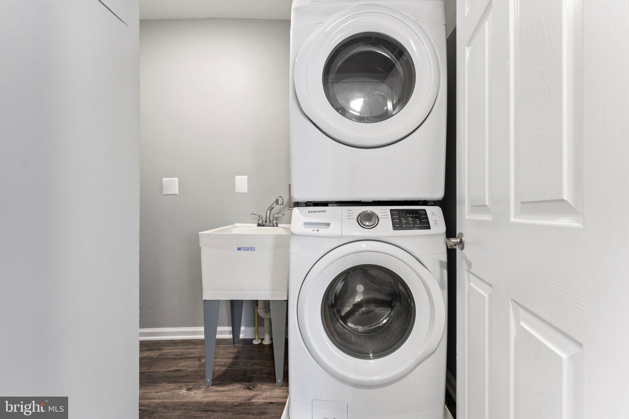 15307 Thoroughfare Road Gainesville, VA 20155 - Photo 35 of 38 a living room with dryer and washer