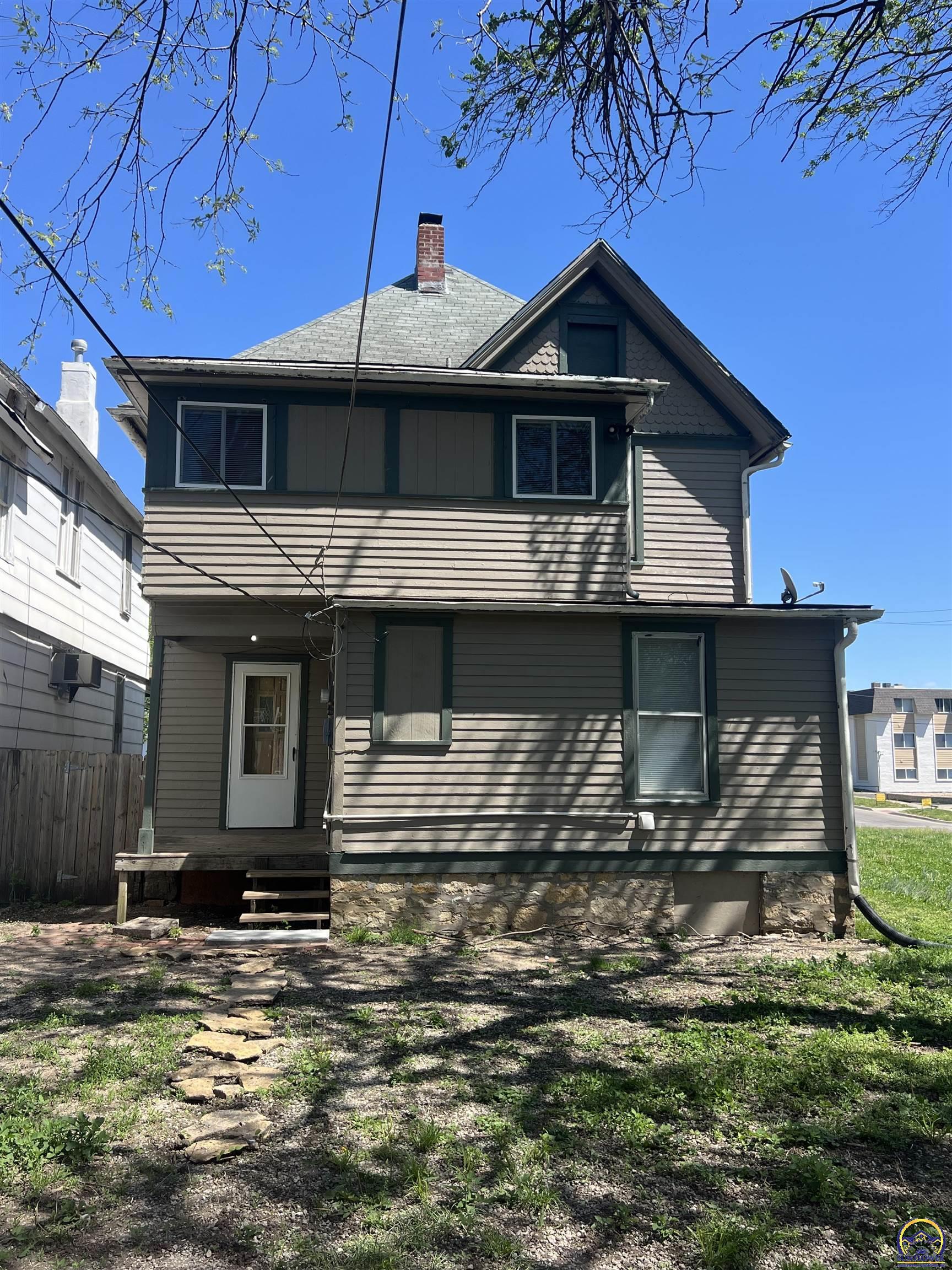 1273 Southwest Tyler Street Topeka, KS 66612 - Photo 3 of 20