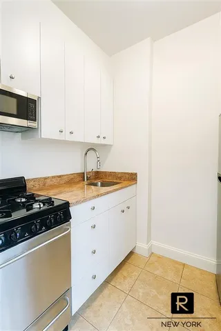 $595,000 | 30 East 37th Street, Unit 8G | Murray Hill
