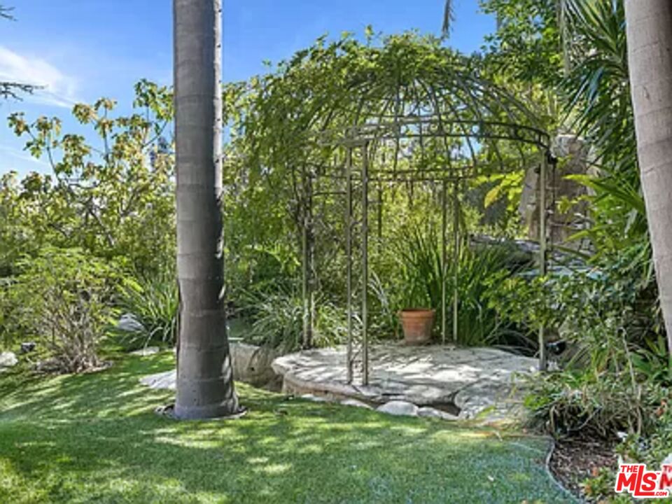 1681 Stone Canyon Road Los Angeles, CA 90077 - Photo 37 of 41 a view of a garden with a tree