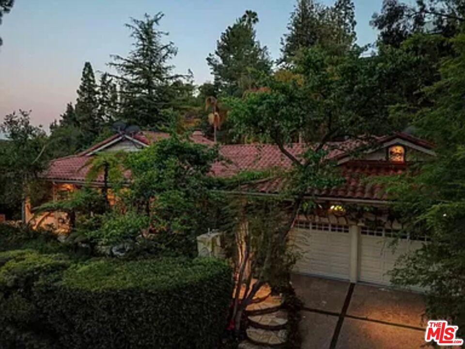 1681 Stone Canyon Road Los Angeles, CA 90077 - Photo 4 of 41 a view of backyard with green space