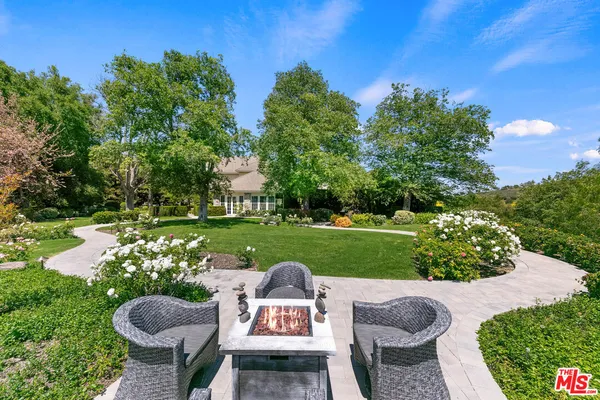 a view of a backyard