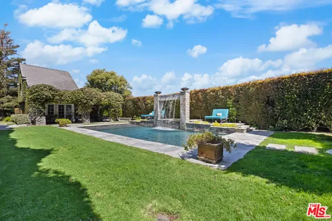 a view of a backyard