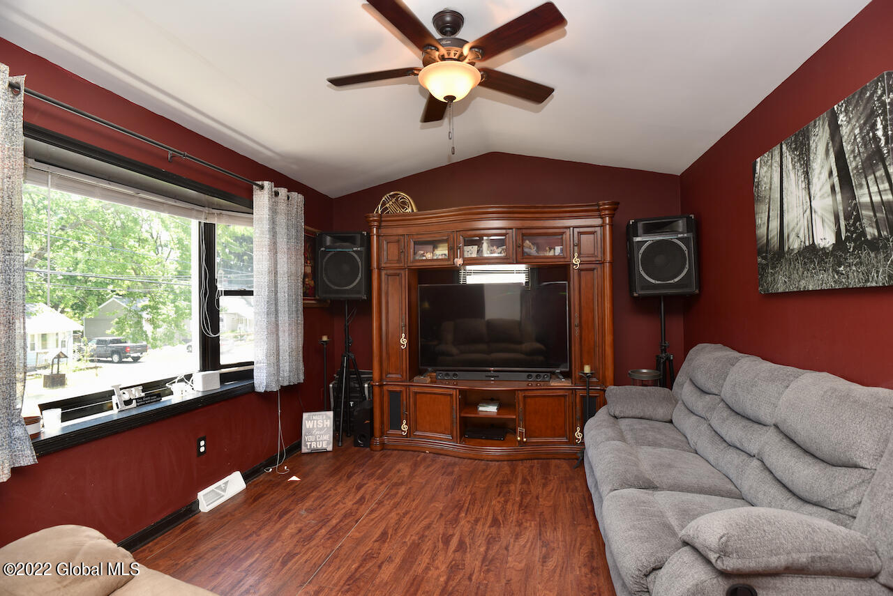 159 Gifford Road Schenectady, NY 12304 - Photo 5 of 38 8