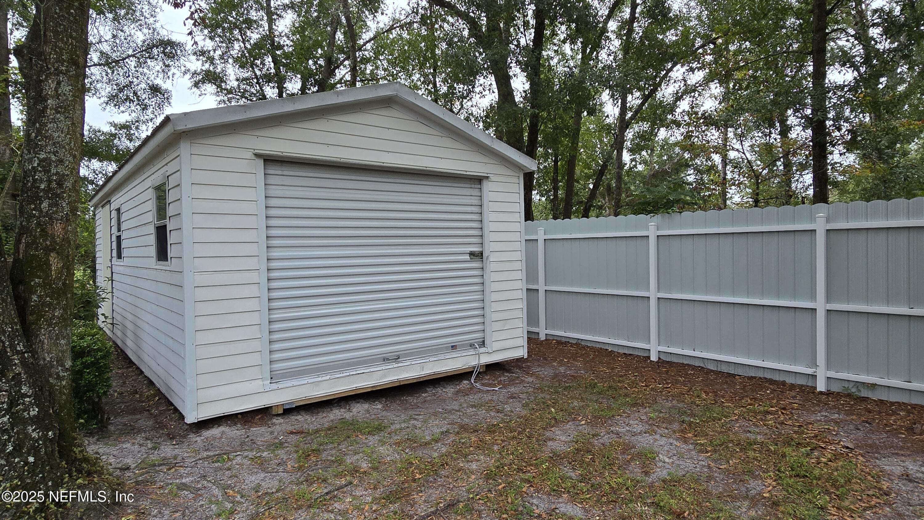 12984 92nd Street Live Oak, FL 32060 - Photo 28 of 32 a view of a house with a yard and garage