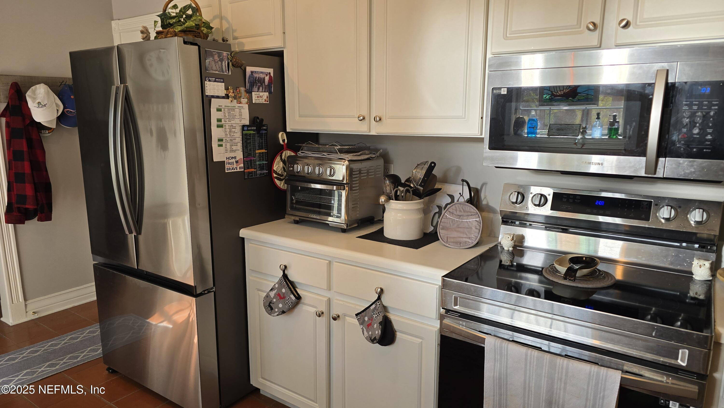 12984 92nd Street Live Oak, FL 32060 - Photo 8 of 32 a kitchen with stainless steel appliances a refrigerator a stove and a sink