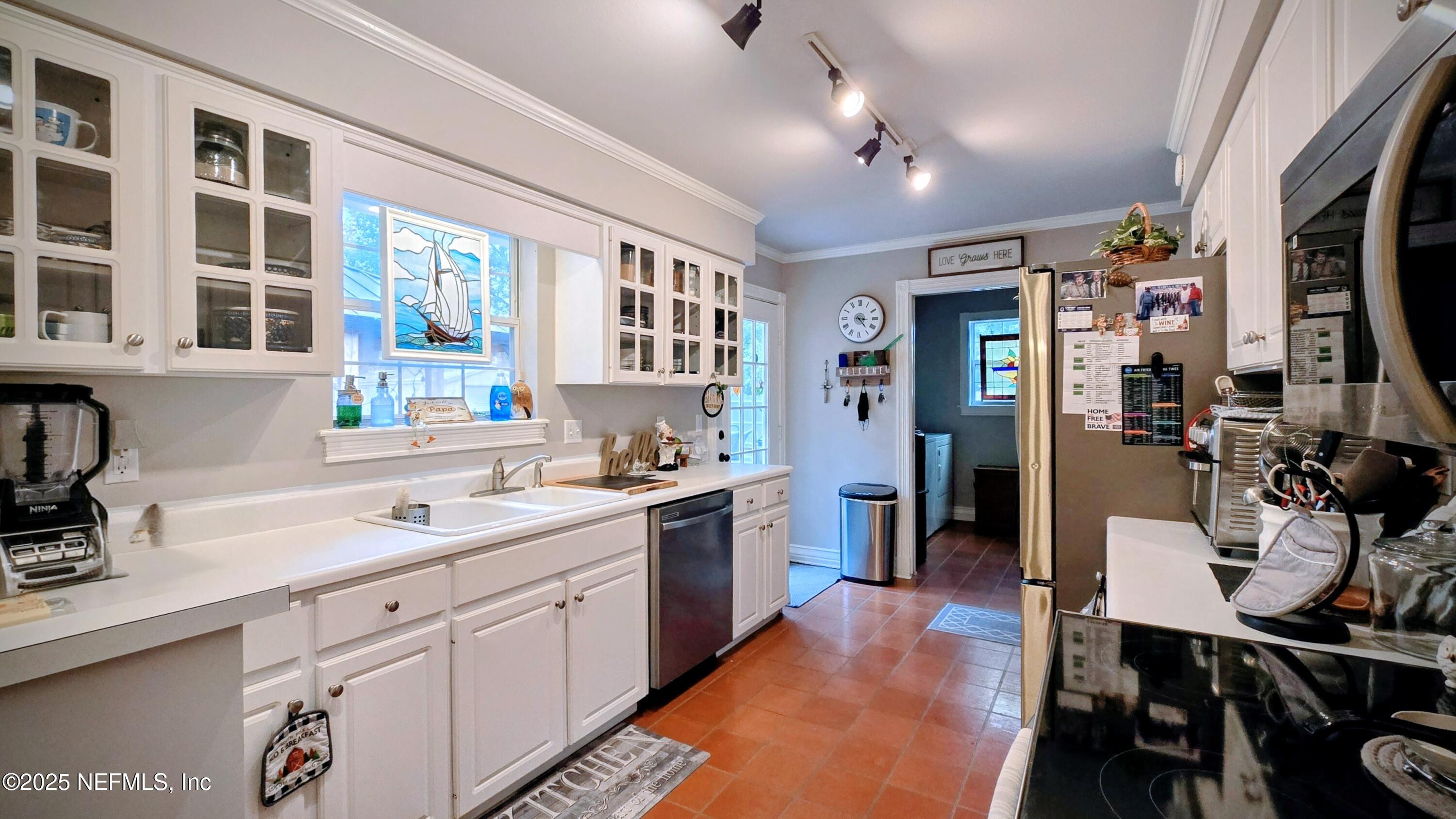 12984 92nd Street Live Oak, FL 32060 - Photo 9 of 32 a kitchen that has a lot of cabinets a sink and appliances in it