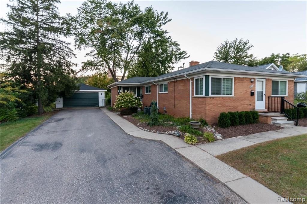 313 North Helen Avenue Rochester, MI 48307 - Photo 1 of 18