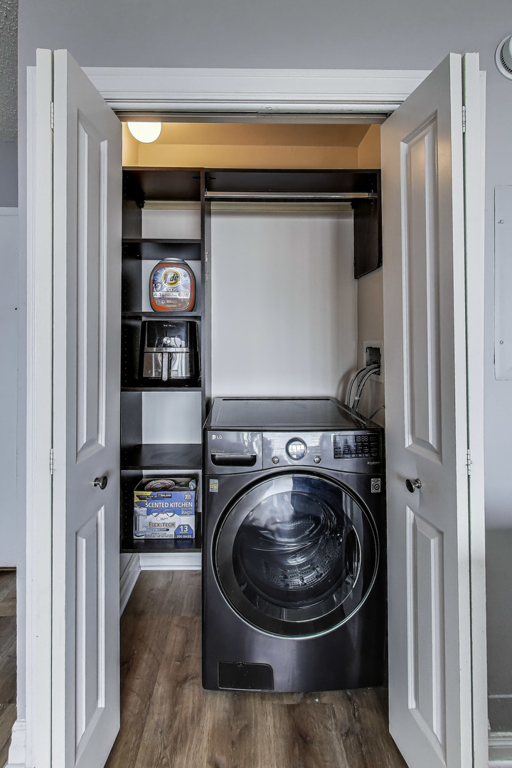 2930 North Sheridan Road, Unit 2111 Chicago, IL 60657 - Photo 15 of 31 a utility room with washer and dryer