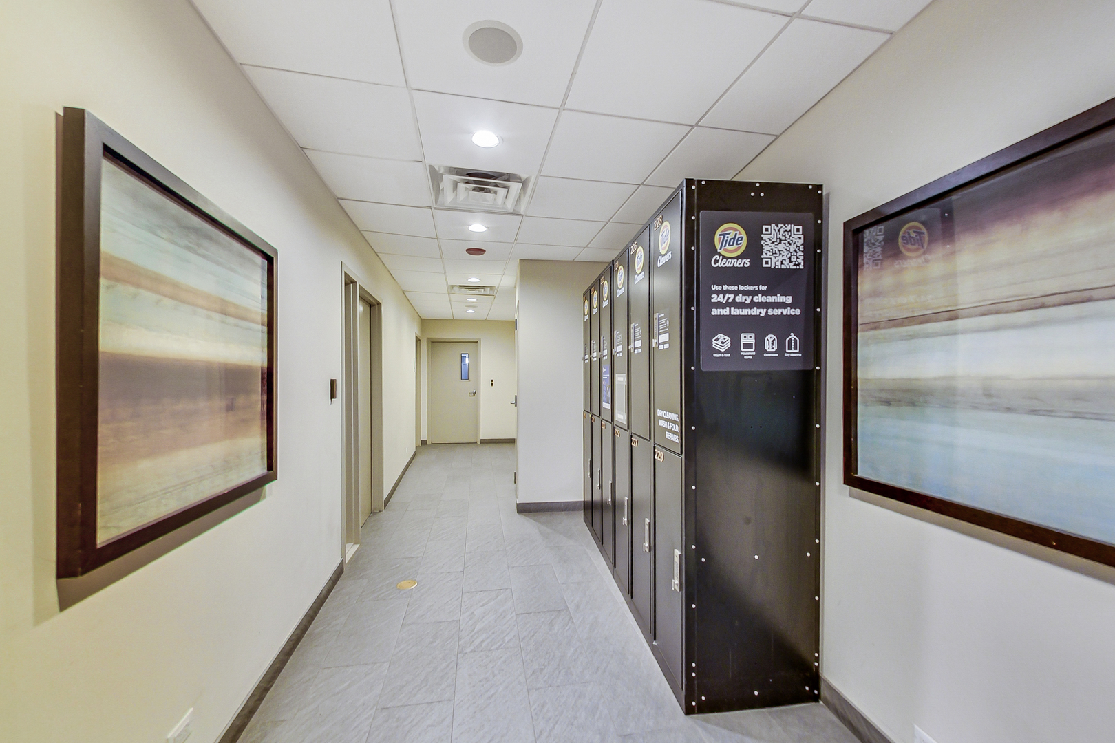 2930 North Sheridan Road, Unit 2111 Chicago, IL 60657 - Photo 30 of 31 a view of a hallway with a furniture