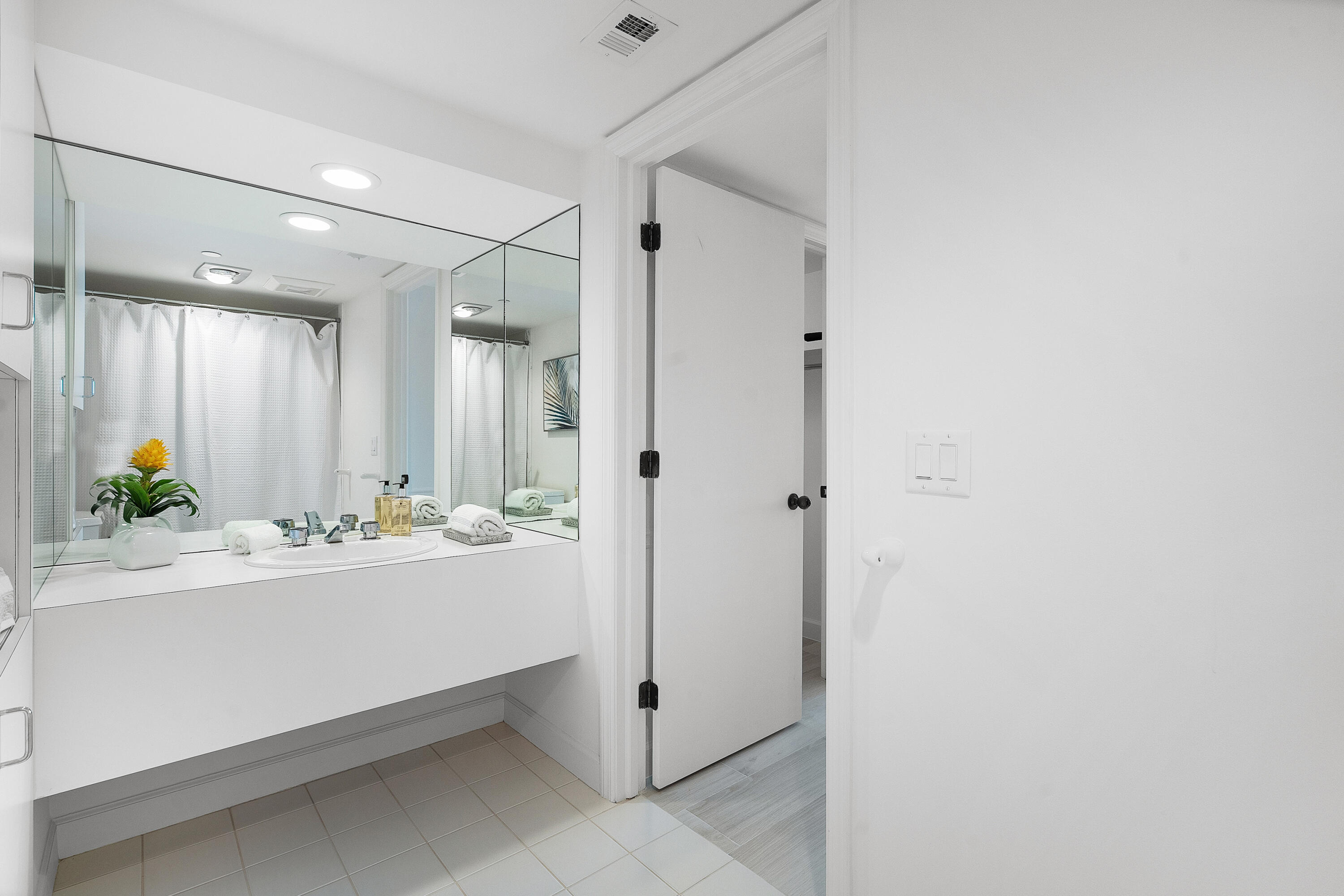 19850 South Beach Road, Unit 5C Jupiter, FL 33469 - Photo 28 of 38 Ensuite Bath