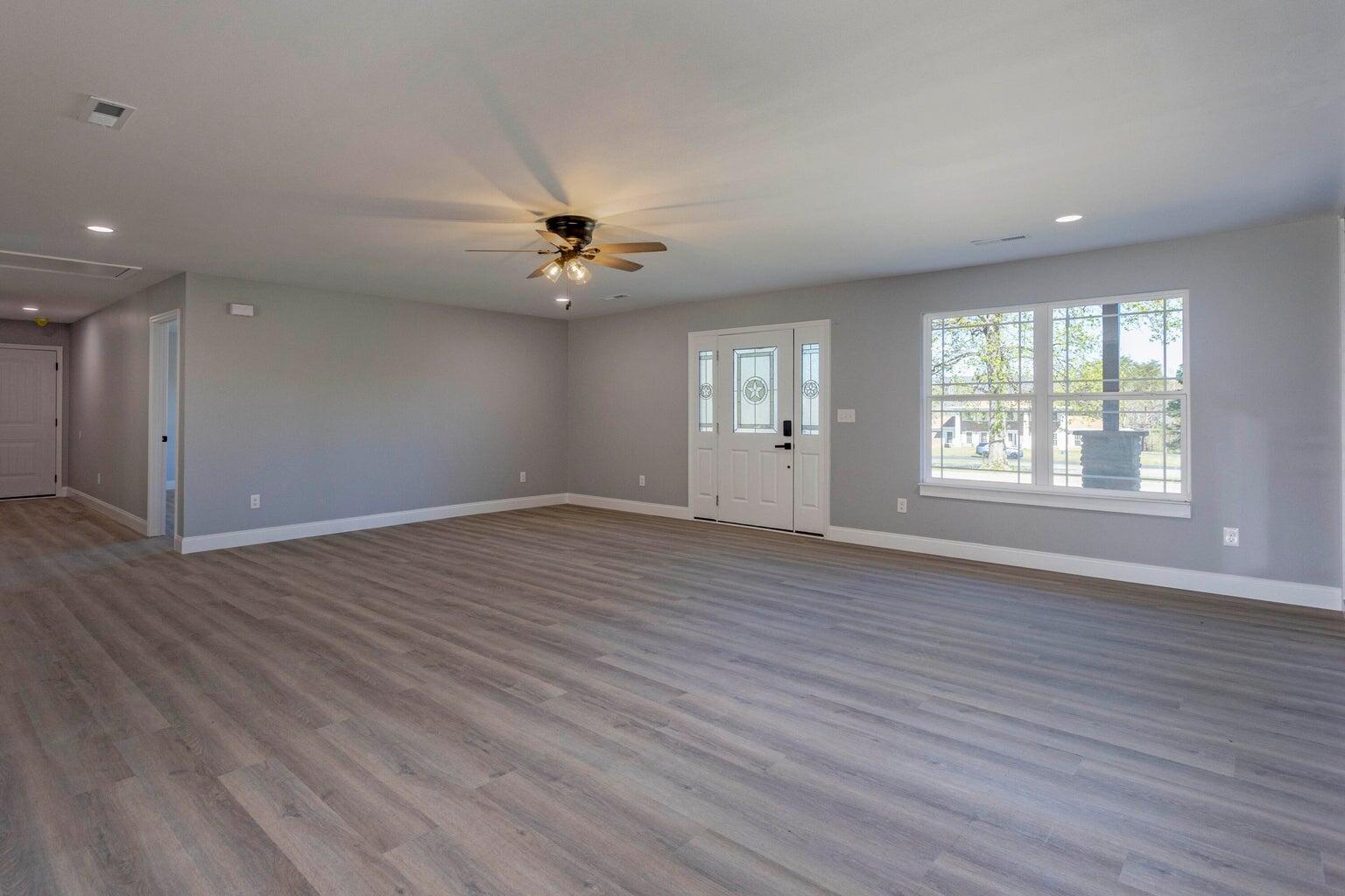 388 Edgewater Street Dayton, TN 37321 - Photo 11 of 61 Living Room