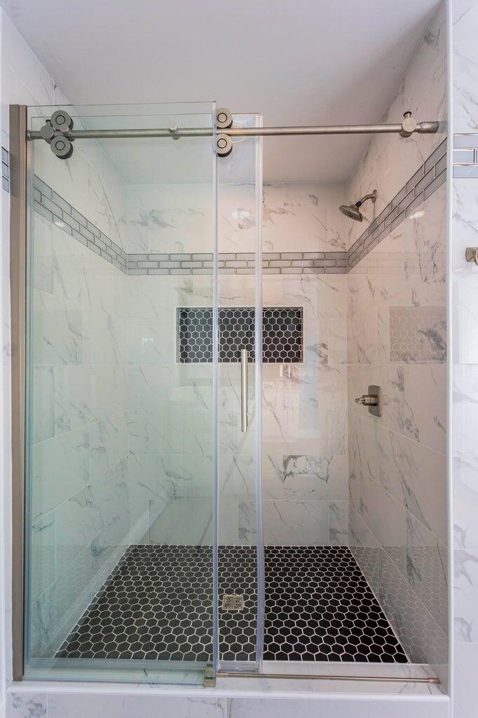 388 Edgewater Street Dayton, TN 37321 - Photo 23 of 61 Primary Bath