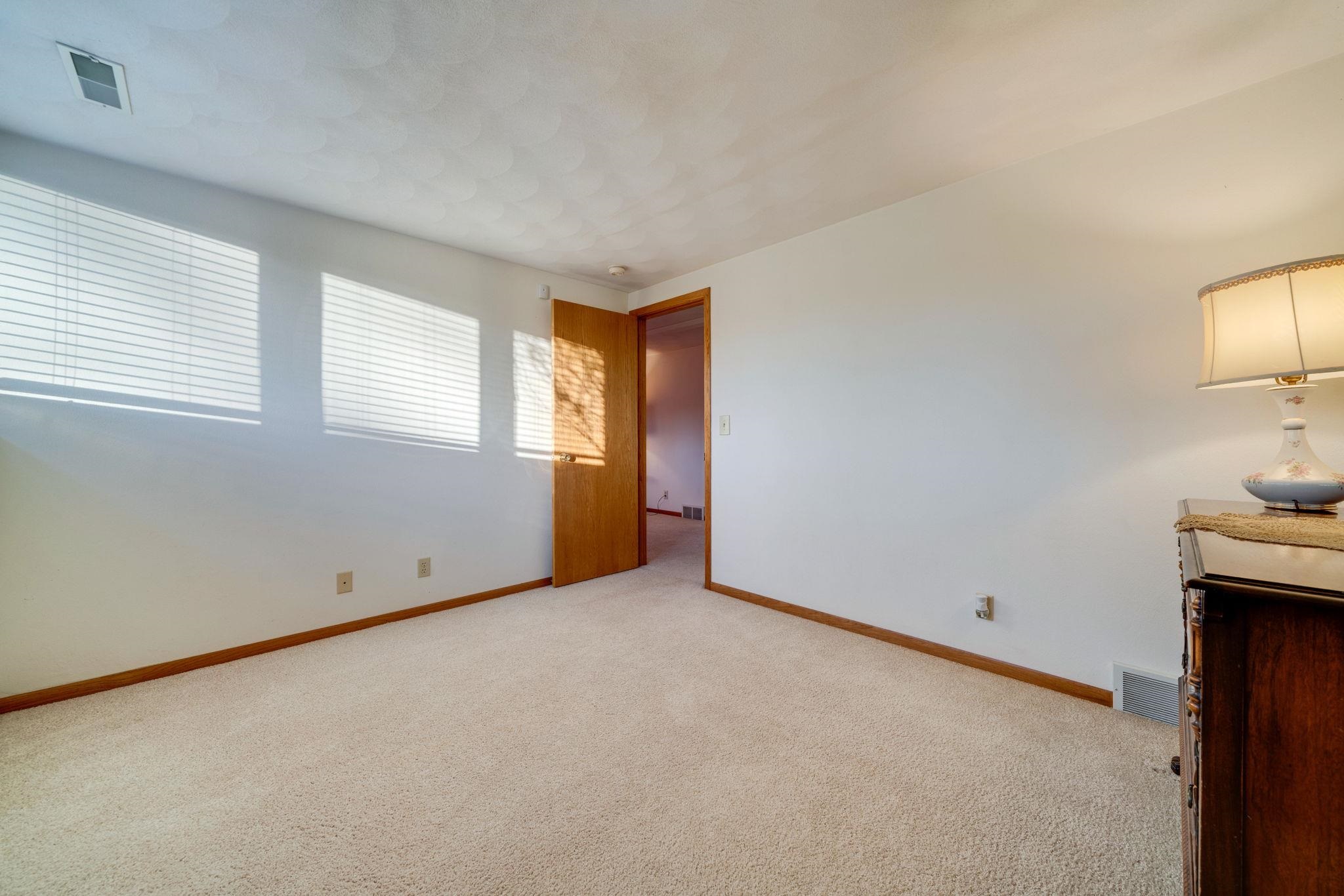 1196 South Trainer Road Rockford, IL 61108 - Photo 26 of 33 an empty room with windows