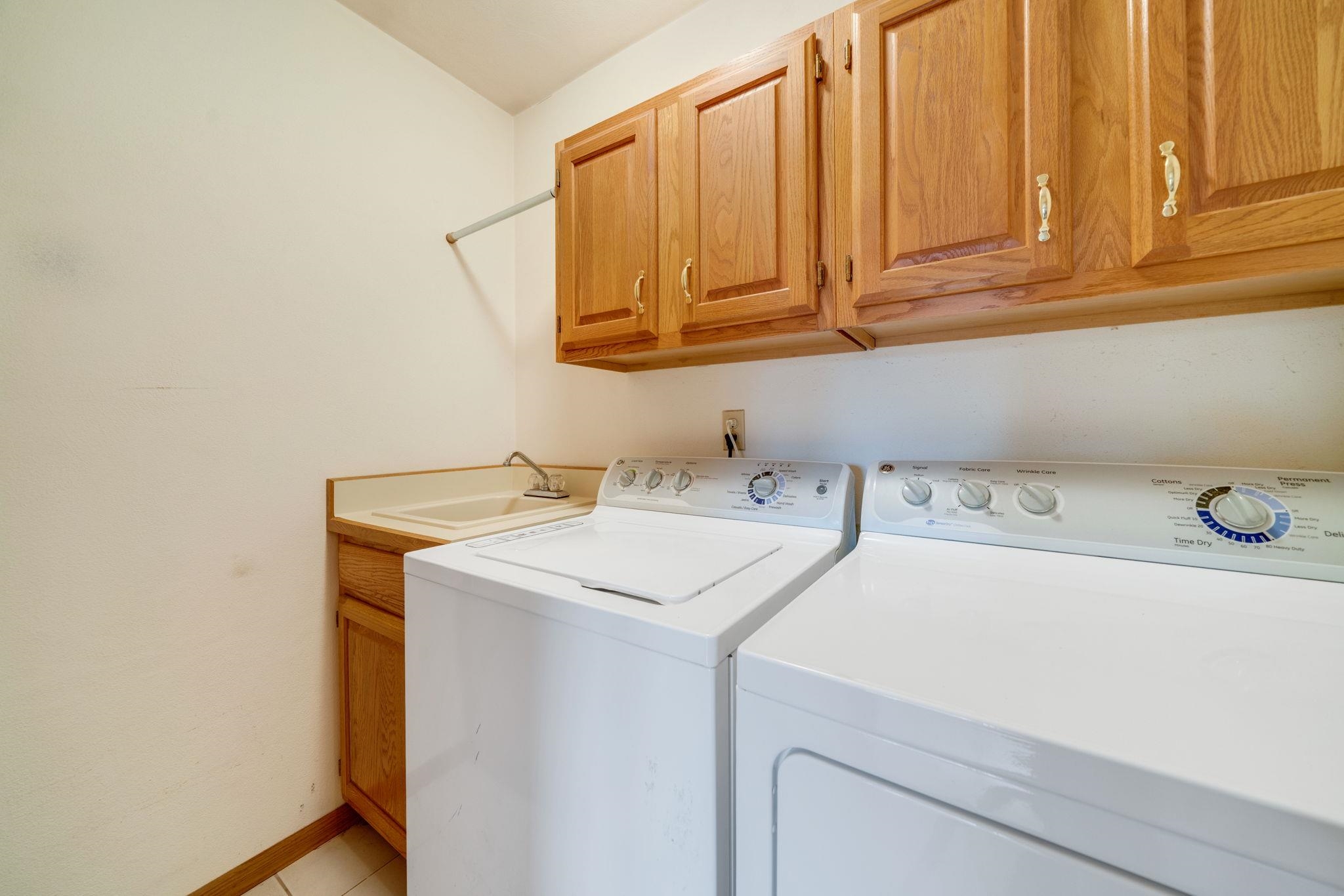 1196 South Trainer Road Rockford, IL 61108 - Photo 10 of 33 a utility room with dryer and washer