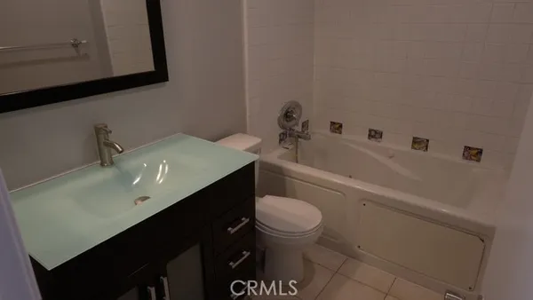 $2,350 | 18555 Collins Street, Unit C33, Tarzana, CA 91356