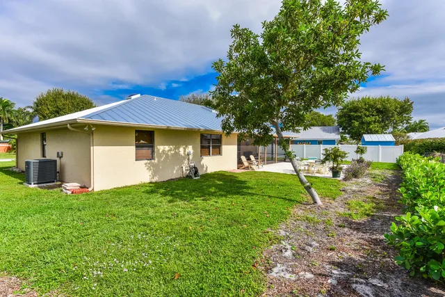 a view of a house with backyard