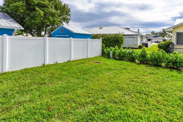 a view of a yard in front of house