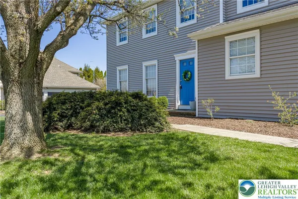 a view of front of a house with a yard