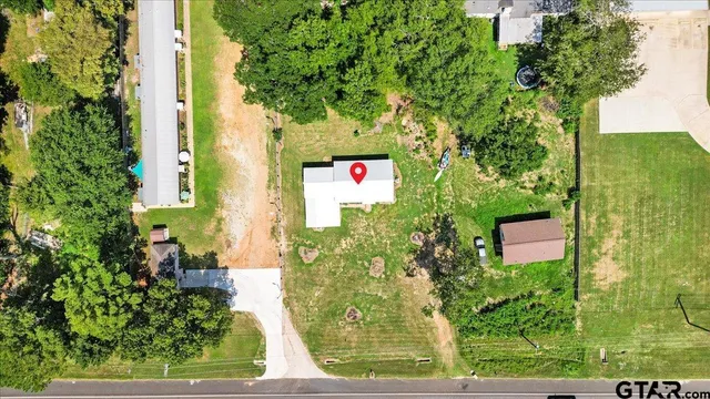 a view of a back yard