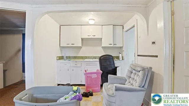 a view of a house with backyard