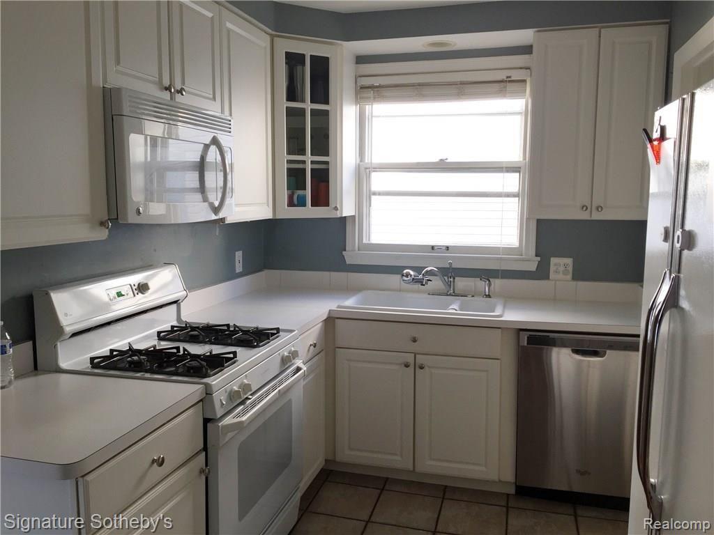 1069 Cambridge Road Berkley, MI 48072 - Photo 4 of 22