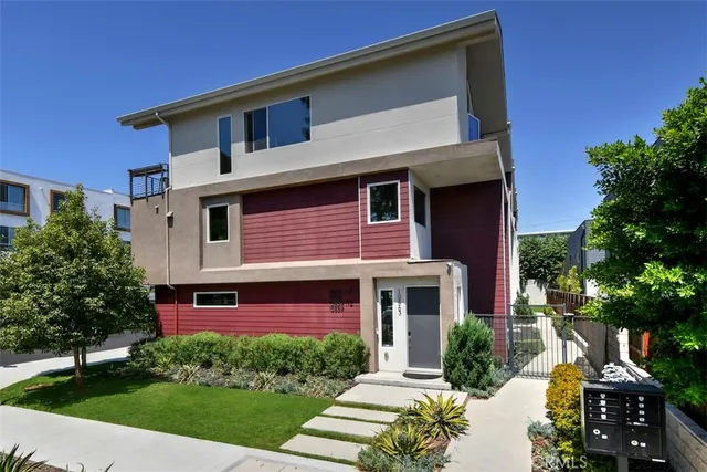 $1,172,000 | 10861 1/2 Hartsook Street, North Hollywood, CA 91601