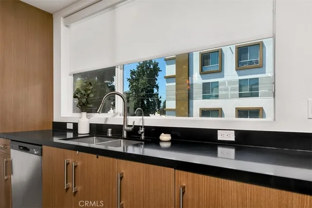 $1,172,000 | 10861 1/2 Hartsook Street, North Hollywood, CA 91601