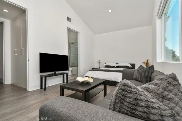 $1,172,000 | 10861 1/2 Hartsook Street, North Hollywood, CA 91601