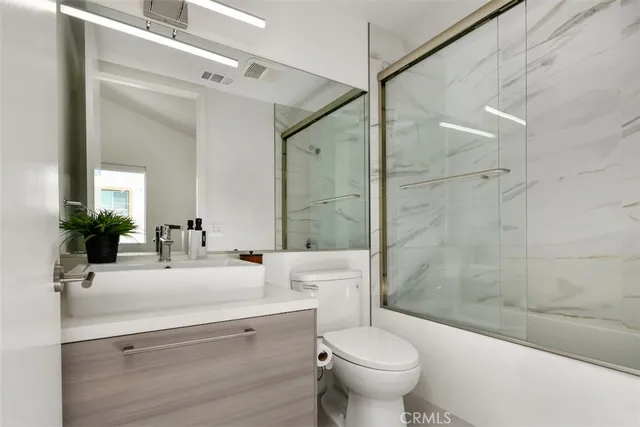 $1,172,000 | 10861 1/2 Hartsook Street, North Hollywood, CA 91601